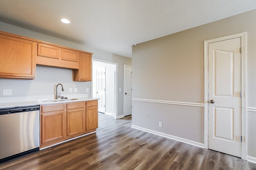 Building Photo - 705 Tot Dr
