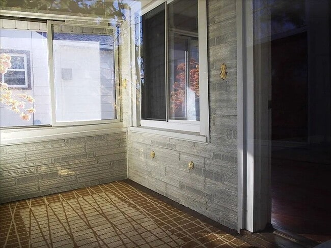 Building Photo - Charming 2-Bedroom Home with Detached Garage!