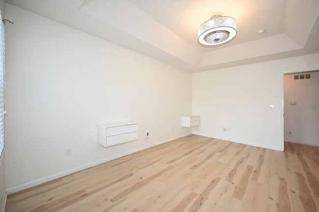 Building Photo - Nice 2 bedroom, 2.5 bath Townhouse with ba...
