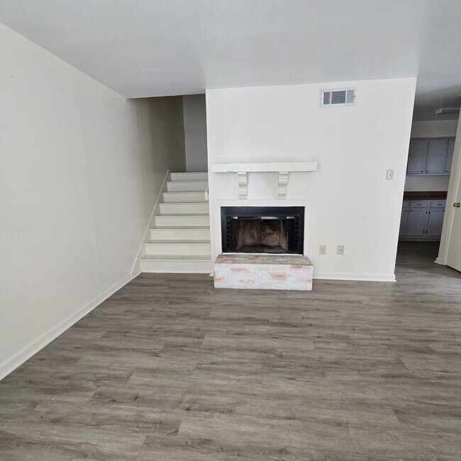 Building Photo - 8469 Governor Dr