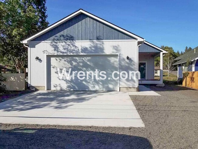 Building Photo - Beautiful Home By Esmeralda Golf Course Av...