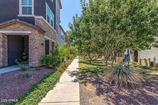 Building Photo - 2362 E Huntington Dr