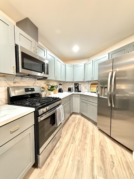 Building Photo - 3229 S Sherbourne Dr