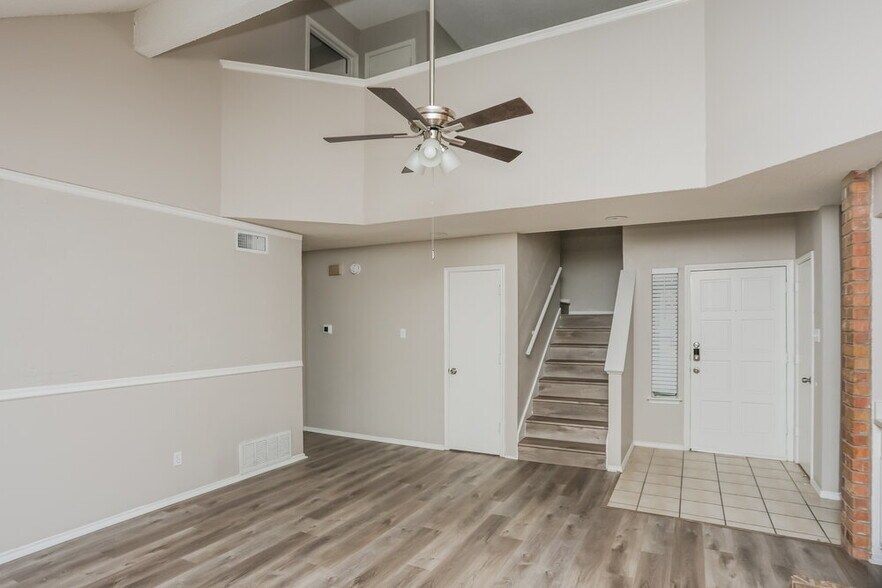 Building Photo - 2413 Claremont Dr