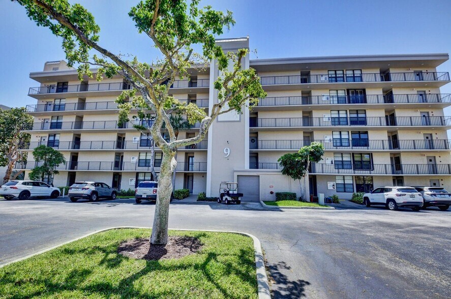 Building Photo - 9 Royal Palm Way
