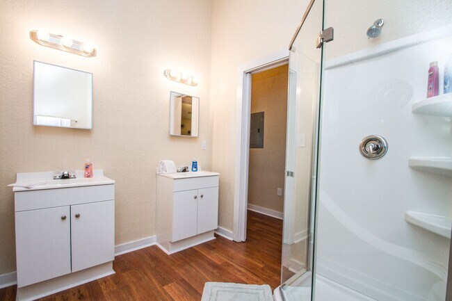 Building Photo - Douglas