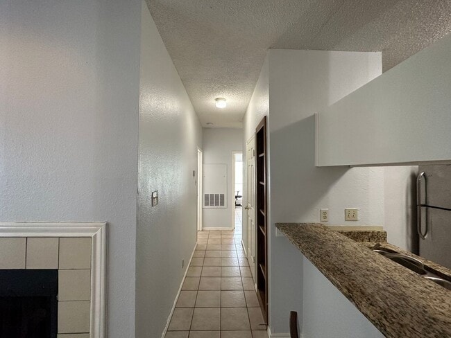 Building Photo - IMMEDIATE MOVE IN - 2 bed 2 bath
