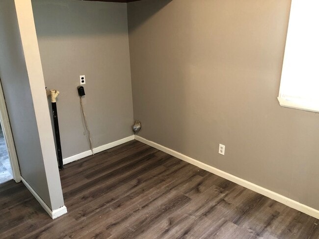 Building Photo - Large 3 Bed, 2 Bath House,  Bonus Room and...