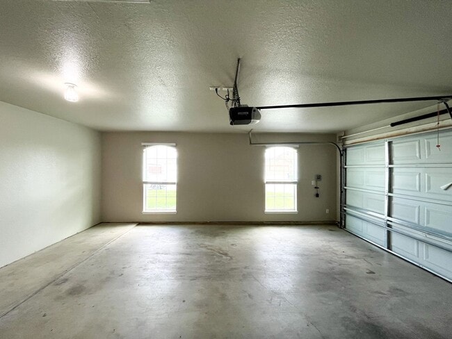 Building Photo - Available NOW!!!! This Beautiful 1 story, 4 Bedroom, 2 bath home in Killeen has a lot to offer!  ...