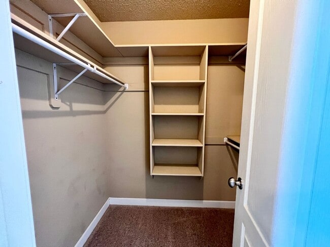 Building Photo - Stunning 3 Bedroom townhome w/ outdoor Maintenance provided