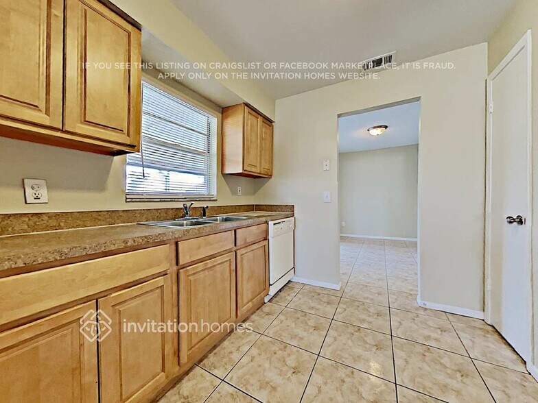 Building Photo - 99 Oaxaca Ln