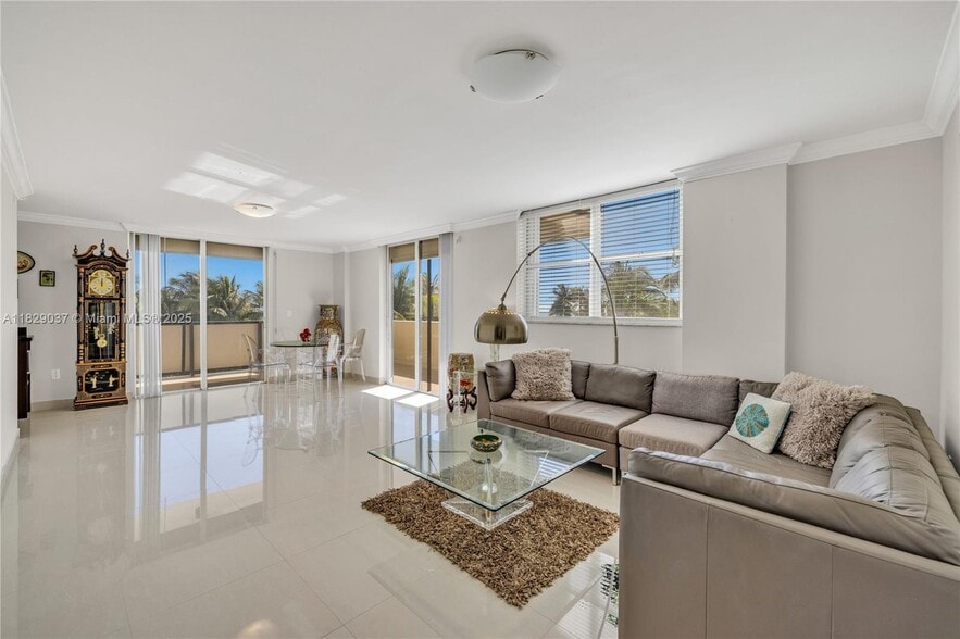 Building Photo - 1623 Collins Ave