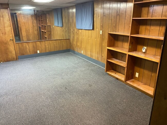 Building Photo - Spacious 5 - Bedroom Home for Lease in Akron