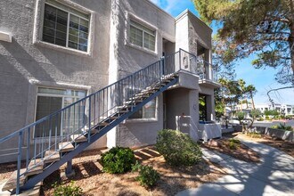 Building Photo - 2 bedroom remodeled condo in the Henderson...