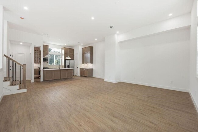 Building Photo - 2121 Hoskins Dr