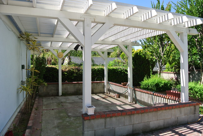 Trellis Covered Patio - 4815 Cheryl Ave