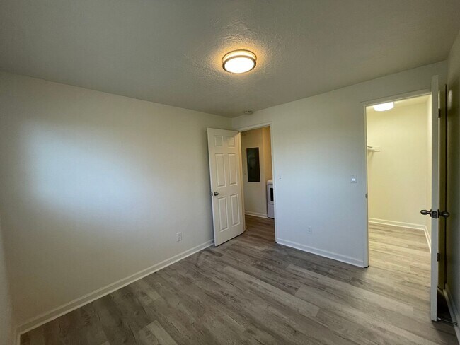Building Photo - Spacious 2 Bed 1.5 Bath Apartment in Gresham - Newly Renovated w/ Washer & Dryer!