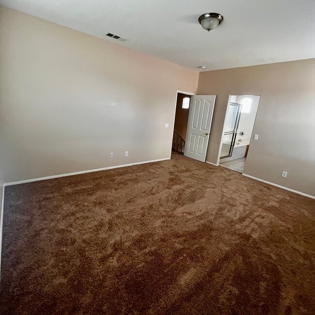 Building Photo - 5 BEDROOM VICTORVILLE HOME