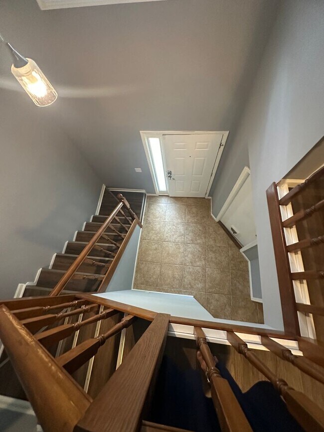 Building Photo - Briarwood West!  End Unit!