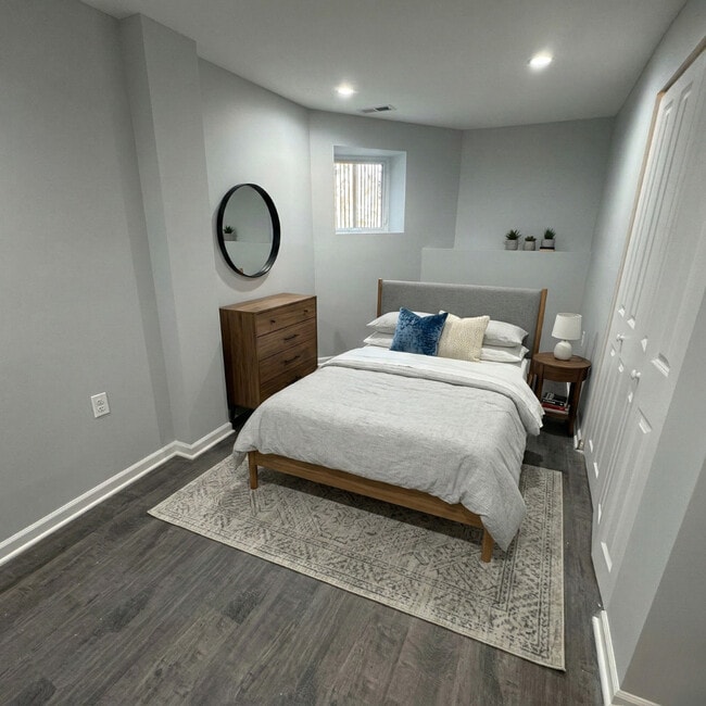 Building Photo - 220 N Lamon Ave