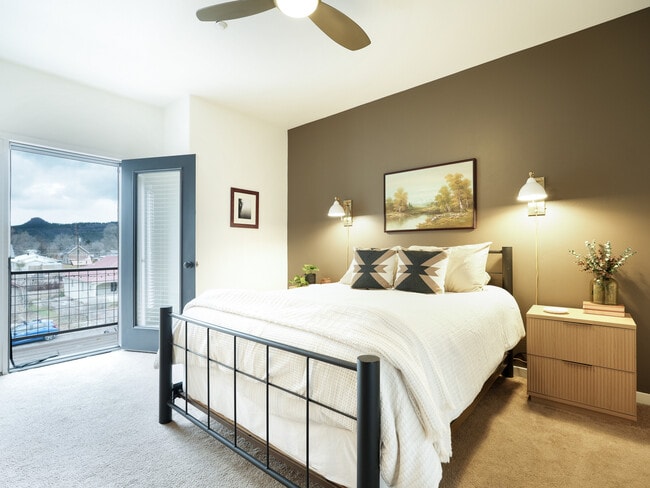 Building Photo - 190 E 7th Ave