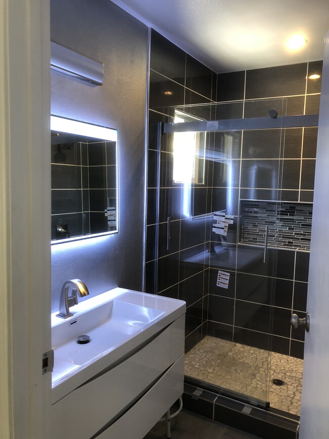 Vanity/Shower - 2818 S Corning St