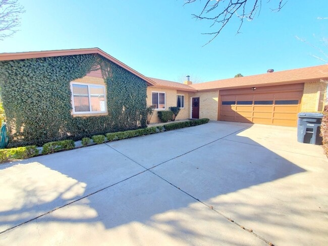 Building Photo - Updated 3 bed 2 bath near UPTOWN! Don't Miss out! Hardwood Floors!