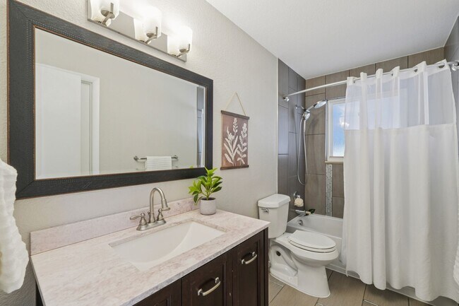 Building Photo - 4 Bed Beauty on West Side!