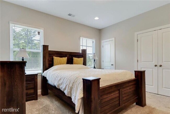 Building Photo - 3 br, 2.5 bath Townhome - 244 Lake Lily Dr