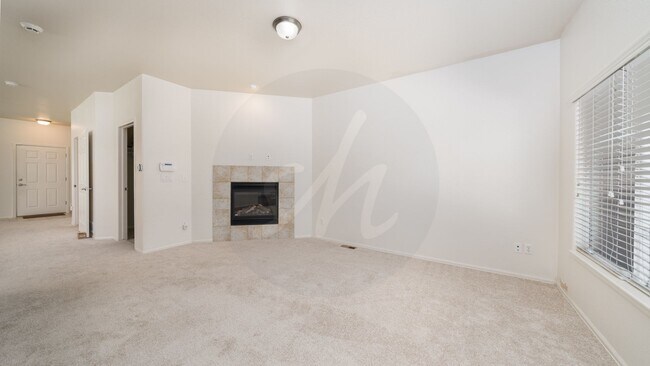 Building Photo - End-unit townhome in Soaring Eagles