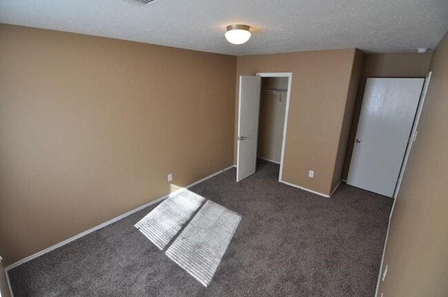 Building Photo - 21935 Hemlock Park Dr