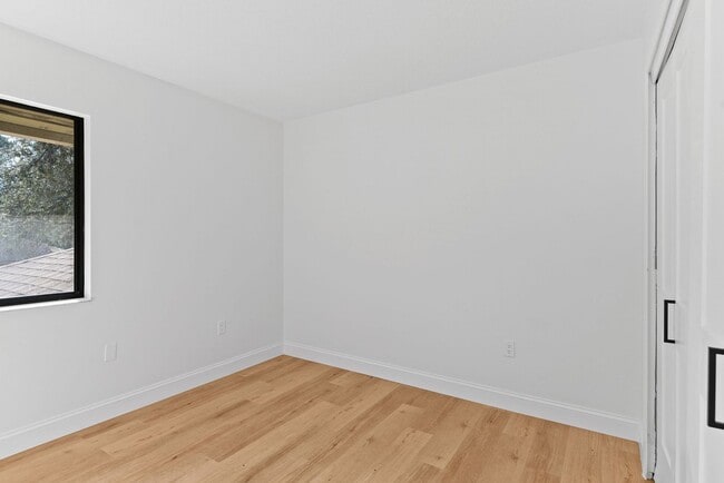 Building Photo - Charming Townhouse for Lease