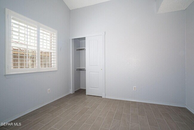 Building Photo - 1904 Estrada Dr