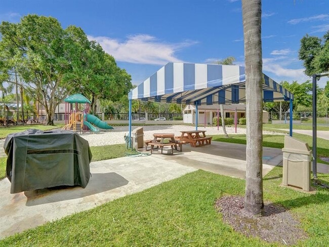 Building Photo - 2767 Carambola Cir S