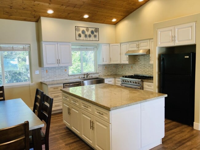 Building Photo - Desirable Ranch Style Home - All Main Level Living Space plus Two Car Garage