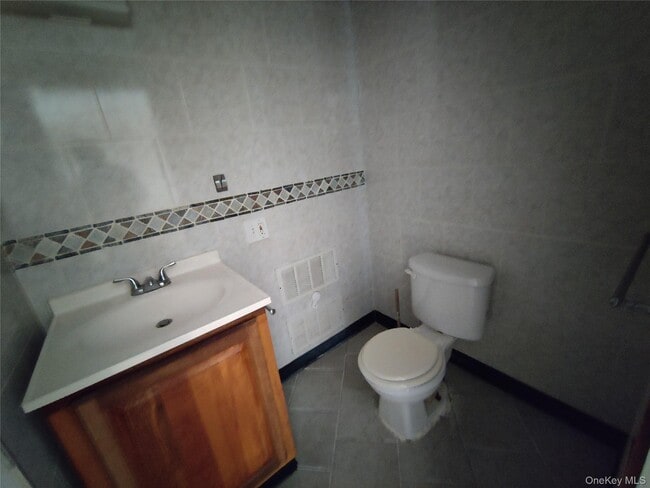 Building Photo - 136 Stringham Rd