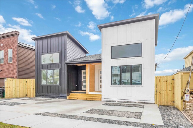 Building Photo - 422 E 41st St