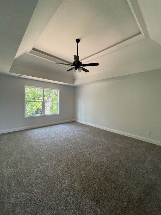 Building Photo - 6 bedroom/3 Baths + Bonus room!  Backs up ...