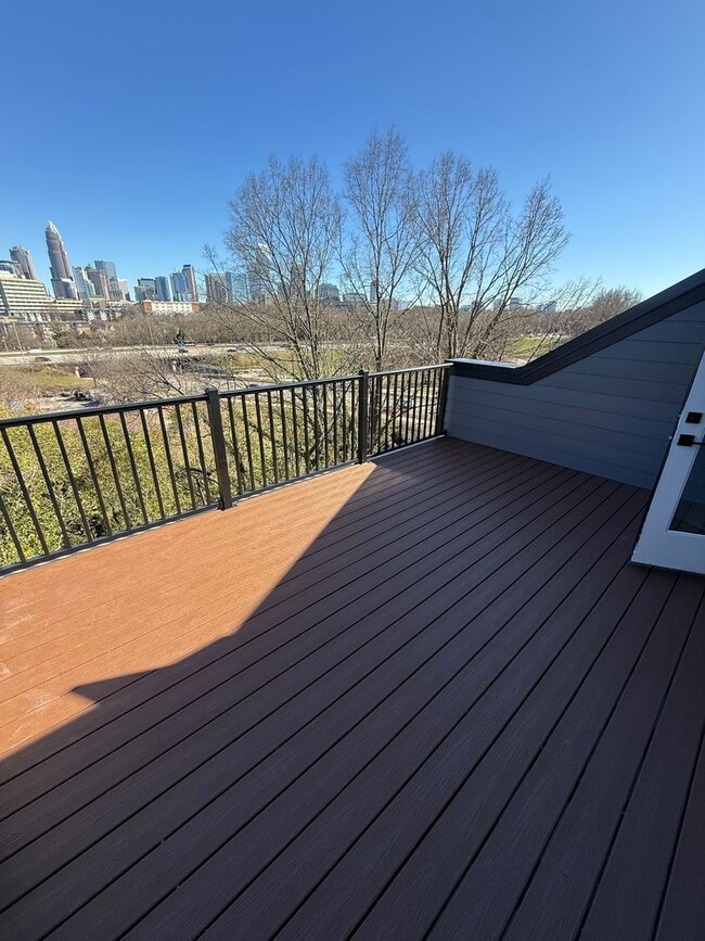 Building Photo - LUXURY Rooftop Terrace Townhome