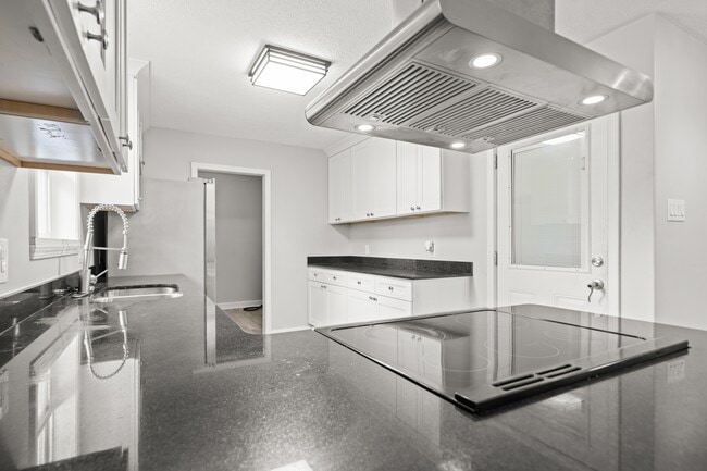 Building Photo - 206 Mockingbird St