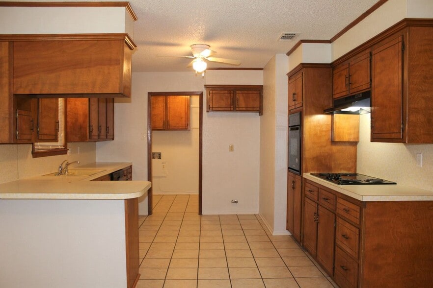 Kitchen - 1413 Center Dr