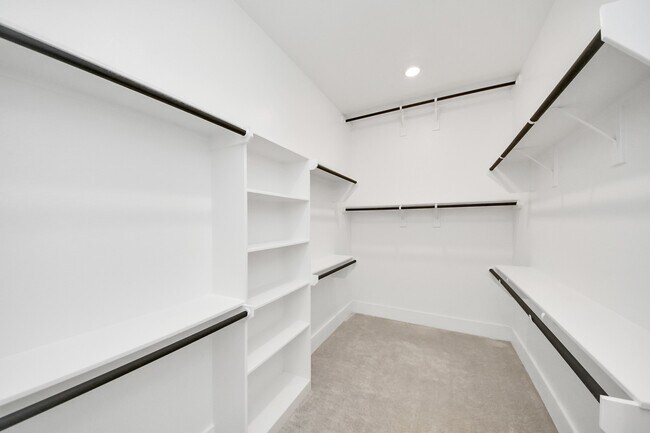 Building Photo - 10235 Forest Lake Dr