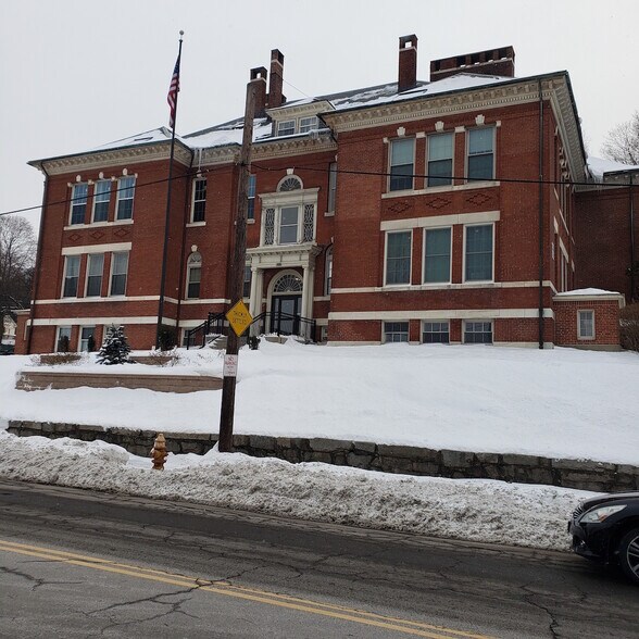 Building Photo - 926 Southbridge St