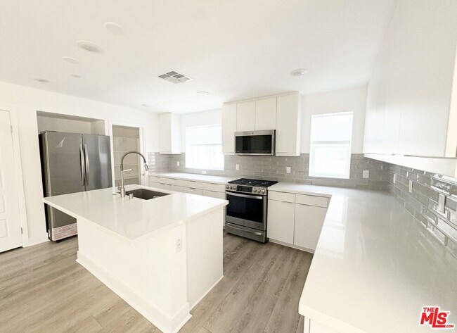 Building Photo - 5257 Bainbridge Pl