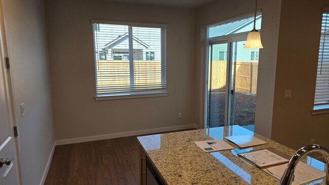 Building Photo - Amazing 3 bedroom home
