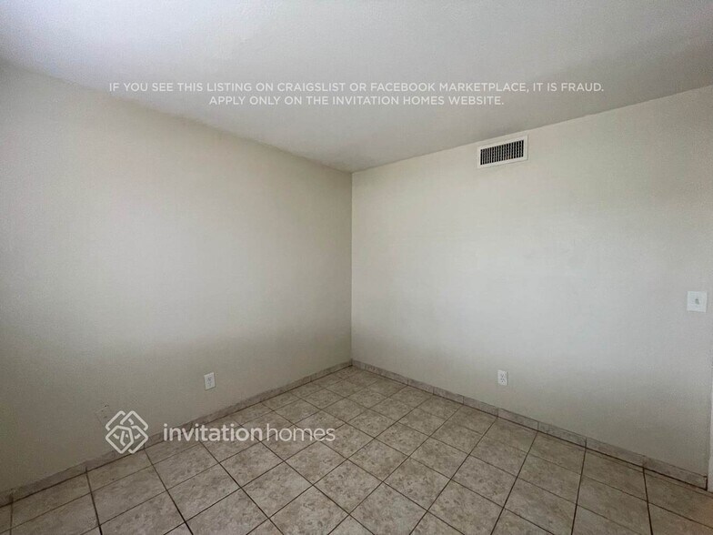 Building Photo - 7517 W Mercer Ln