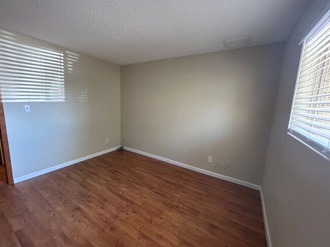 Building Photo - 3 Bedroom 2 Bath 8th and Dobson Mesa