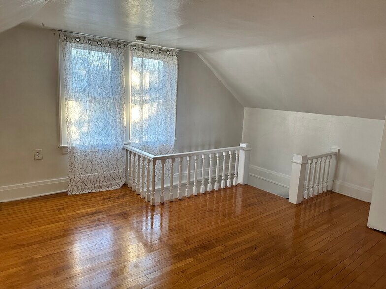 Building Photo - 414 2nd St W
