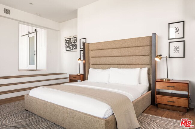 Building Photo - 8425 Hillside Ave