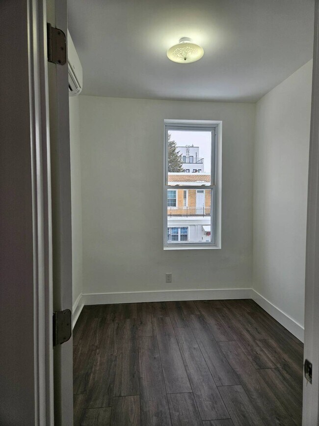 Building Photo - 312 E 26th St